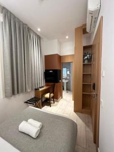 A television and/or entertainment centre at Hostal Cervelo