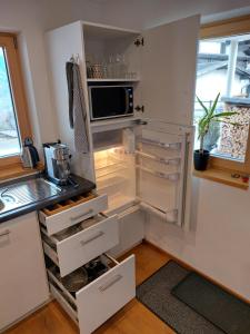 シュルンスにあるHaus Ströhleのキッチン(オープン冷蔵庫、電子レンジ付)