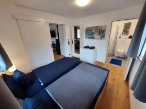 1 dormitorio con 1 cama azul en una habitación en Haus Ströhle en Schruns