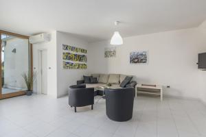 salon z kanapą i stołem w obiekcie Holiday Home Bianca w mieście Novigrad