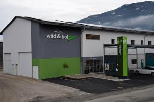 a white building with a wild box sign on it at wild & bolz eMotel in Trieben