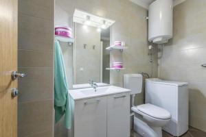 ノヴィグラード・イストラにあるApartment Nadiaのトイレ、洗面台、鏡のあるバスルーム +30枚の写真