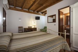 une chambre avec un grand lit et une table dans l'établissement Affittacamere Mariella, à Levanto