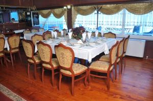 a dining room with a long table and chairs at Hotel Brod Panini Veles in Veles
