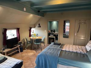 - une chambre avec un lit et une table avec des chaises dans l'établissement B&B Herberg Foestrum, à Westergeest