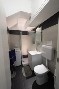 a small bathroom with a toilet and a sink at Vacanze a Casa Pozzallo in Pozzallo