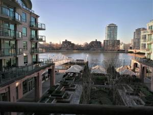 vistas a un río en una ciudad con edificios en Still Life - Vauxhall en Londres