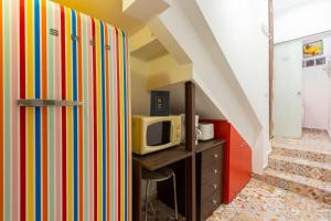 Habitación con cocina con microondas y barra. en Almaden apartamento en Madrid