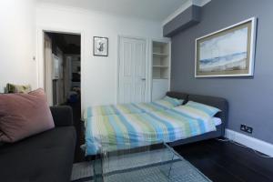 Tempat tidur dalam kamar di Walk to Notting Hill /Paddington 1 B/R with patio