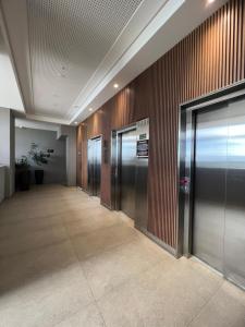 un pasillo vacío con ascensores en un edificio en Holandas Prime em Tambaú a 100mts da Praia, en João Pessoa