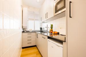 A kitchen or kitchenette at Apartamentos Cruz de San Andrés