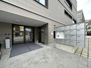um edifício com uma garagem com uma porta e um edifício em Aparthotel Beinwil am See em Beinwil