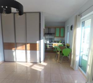Kuchyňa alebo kuchynka v ubytovaní Sunny Studio Głogowska A2 Targi + 5 fotografií