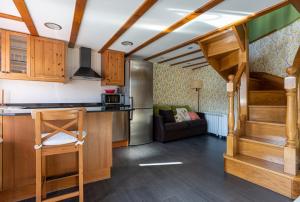 a kitchen and living room with a kitchen and a living room at PORTU ZARRA Bermeo in Bermeo