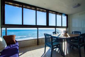 a dining room with a table and a view of the ocean at 13 ESPACIO SOBRE MAR in Cullera