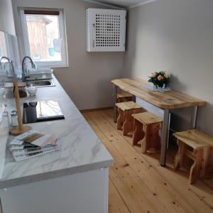 eine Küche mit einem Holztisch und einer Arbeitsplatte in der Unterkunft Domek u Litwinów in Lipowiec