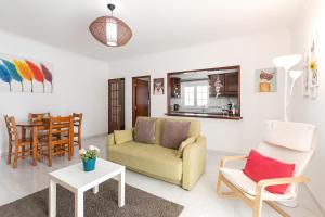 Relax In Foz في فوز دو أريلهو: غرفة معيشة مع أريكة وكراسي وطاولة