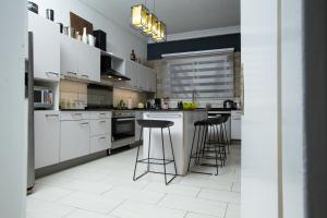 Η κουζίνα ή μικρή κουζίνα στο Impeccable 2-Bed House with Hot-Tub -Wi-Fi