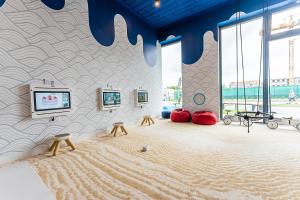 Cette chambre dispose d'un mur, d'une télévision et d'un sol en sable. dans l'établissement Apartamenty Polanki Aqua - visitopl, à Kołobrzeg