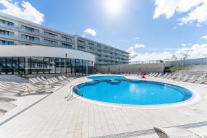 une grande piscine en face d'un bâtiment dans l'établissement Apartamenty Polanki Aqua - visitopl, à Kołobrzeg