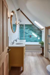 uma casa de banho com um lavatório e uma janela em The Farm at Avebury em Marlborough