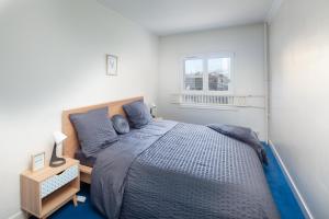 a bedroom with a bed and a window at Charmant 3 Pièces - RER à 100 M in Arcueil