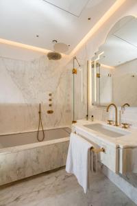 ein Badezimmer mit einer Badewanne und einem Waschbecken in der Unterkunft Villa Antiche Mura Relais in Sorrent