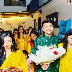 un homme tenant un bouquet de fleurs avec un groupe de personnes dans l'établissement Omana Hotel, à Katmandou