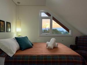 een bed in een kamer met een raam bij Apartamentos Residencial Toscano by Achei Gramado in Gramado
