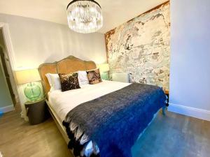 Ένα ή περισσότερα κρεβάτια σε δωμάτιο στο Elegant Apartment - 1 Minute walk to Poole Quay - Great Location - Free Parking - Fast WiFi - Smart TV - Newly decorated - sleeps up to 2! Close to Poole & Bournemouth & Sandbanks