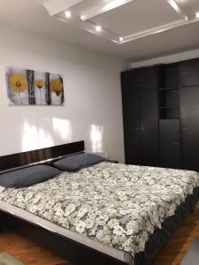 Un dormitorio con una cama con flores. en Bulevar NT Novi Beograd, Zemun, en Belgrado