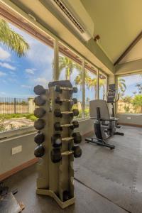 une salle de sport avec des appareils d'exercice et une grande fenêtre dans l'établissement Luxurious Beach Retreat With Best Views!, à Palm-Eagle Beach