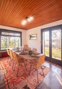 ein Esszimmer mit einem Holztisch und Stühlen in der Unterkunft Villa avec vue panoramique in Charleville-Mézières