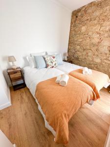 ein Schlafzimmer mit 2 Betten und Handtüchern darauf in der Unterkunft 4Cantos Alentejo in Mértola