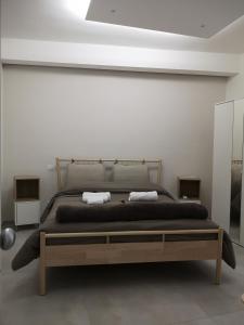 una camera con un grande letto con struttura in legno di Campione 5 a Bari