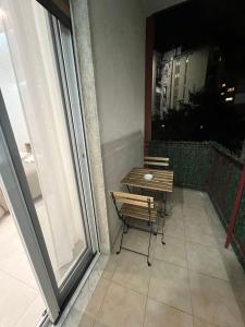 a balcony with a table and chairs and a window at Campione 5 in Bari