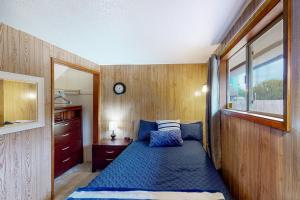 - une chambre avec un lit et une fenêtre dans l'établissement South Beach Getaway, à Grayland