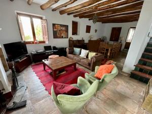 a living room with a couch and a table at Casa de Alguaztar in Bubión