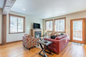 uma sala de estar com um sofá e uma lareira em Fox Trail em Columbia Falls
