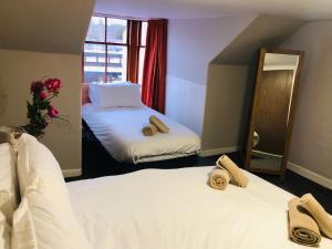 um quarto de hotel com duas camas e uma janela em Bonnygate em Fife