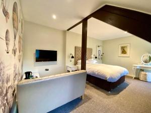 1 dormitorio con 1 cama grande y TV en Ruswarp Hall - Whitby, en Whitby