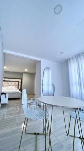 um quarto com uma mesa e cadeiras e uma cama em Street 55 Hotel em Bucaramanga