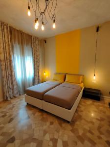 una camera da letto con un grande letto con pareti gialle di Zeljko's luxury hostel a Vicenza