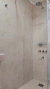 W łazience znajduje się prysznic ze szklanymi drzwiami. w obiekcie Estudio Pinar del Lago w mieście Bariloche