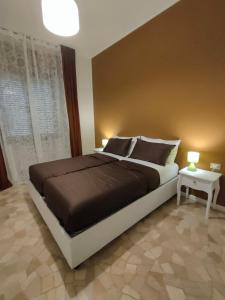 una camera con un grande letto e un tavolo di Zeljko's luxury hostel a Vicenza