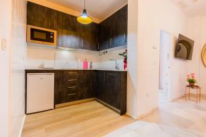A kitchen or kitchenette at Apartamentos Cruz de San Andrés