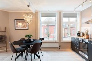 cocina con mesa y sillas en una habitación en Home away from home in Trondheim en Trondheim