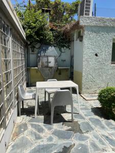 una mesa blanca y sillas en un patio en Casa en el Gran Mendoza en Mendoza