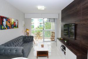 sala de estar con sofá y mesa en Barra Design - Barra da Tijuca, Piscina e Conforto, en Río de Janeiro