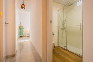 A bathroom at Apartamentos Cruz de San Andrés